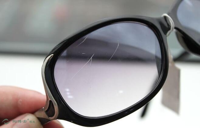 眼镜镜片有划痕，该不该更换？